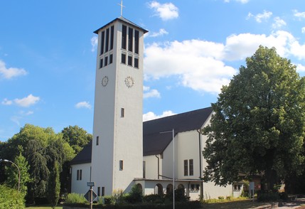 Die Friedenskirche mit ihrem markanten Turm.
