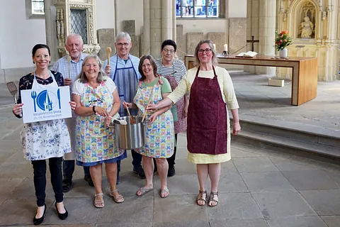 Die Kochgruppe „Himmel & Erde“ schwingt bereits jeden Monat den Kochlöffel für eine leckere Hausmannskost. Bei der Vesperkirche sind sie natürlich auch mit dabei.